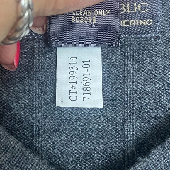 Banana Republic mens wool gray V-neck  pullover sweater size L - Picture 6 of 6